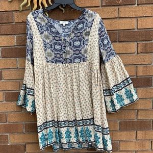 Cute pattern dress with flare sleeves
